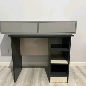 письменный стол и полки