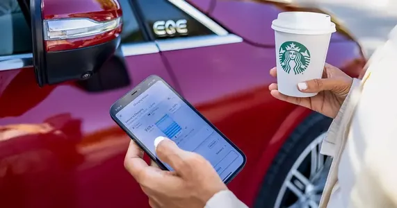 Mercedes-Benz we Starbucks ilkinji bilelikdäki tiz zarýad stansiýasyny açdy