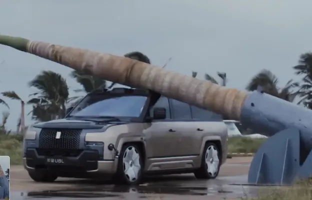 BYD wnedorožniginiň berkligini ýykylýan palma agajy we 12 tonnalyk awtobus bilen synap gördüler