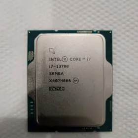 CPU i7-13700.