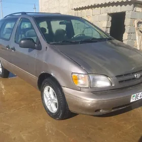 Toyota Sienna 1999