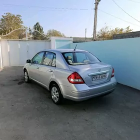 Nissan Tiida 2011