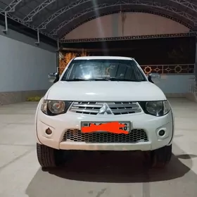 Mitsubishi L200 2012