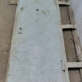продается  железная дверь