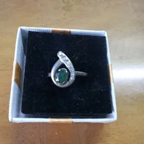 кольцо с изумрудом