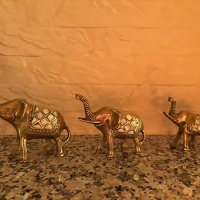 Скульптуры слонов