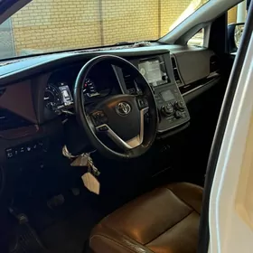 Toyota Sienna 2019