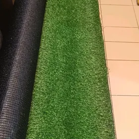 Ýere ýazylyan ýaşyl gazon