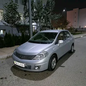Nissan Tiida 2011