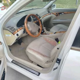 Mercedes-Benz E350 2005