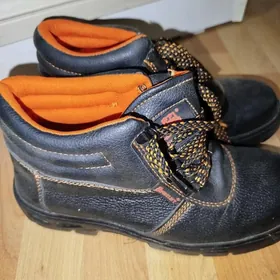 Ботинки новые,прочные.