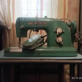 Электрическая швейная машинка