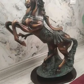 статуя лошади
