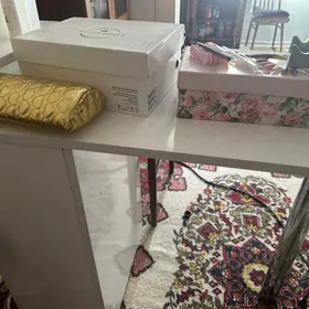 маникюрный стол