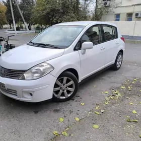 Nissan Tiida 2011