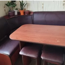 угловой стол со стульями