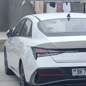 Hyundai Elantra 2025