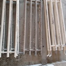 Батареи и трубы для отопления.