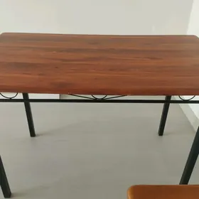 Стол и стулья.