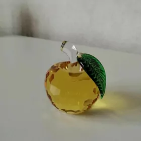 Яблоко, стекло