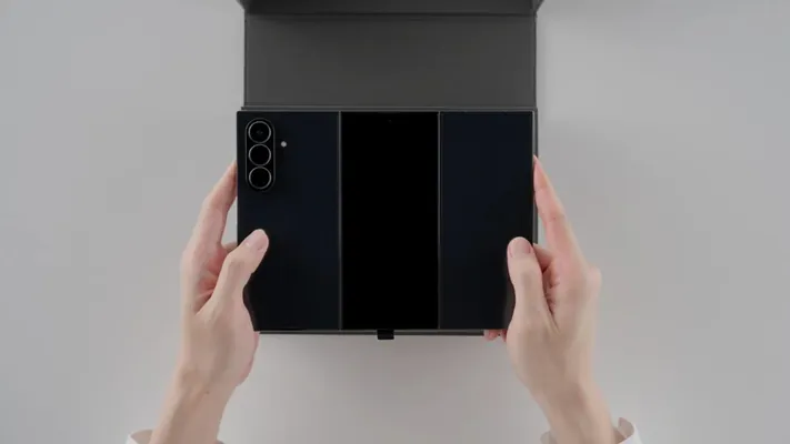 Samsung üç eplenýän Galaxy Z TriFold smartfonynyň gutusyny açyp görkezdi