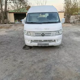Toyota Hiace 2015