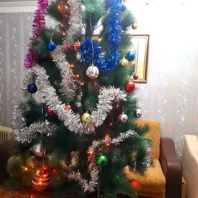 Ёлка с игрушками