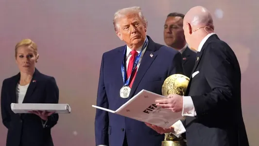 Donald Tramp FIFA-nyň täze Parahatçylyk baýragynyň ilkinji eýesi boldy