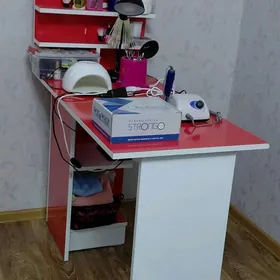 Стол и набор приднадлежностей