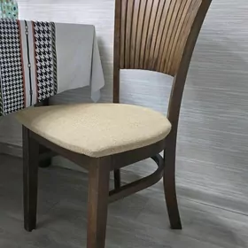 Стол и 4 стула.