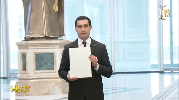 Президент Туркменистана награжден юбилейной медалью в честь 30-летия нейтралитета