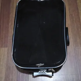 чемодан черный