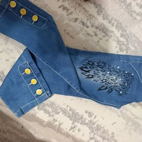 джинсовые брюки и жилетка