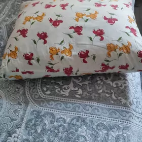 Матрас, подушки и покрывало