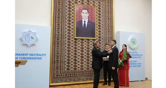 Дипломатов Туркменистана наградили юбилейными медалями к 30-летию нейтралитета