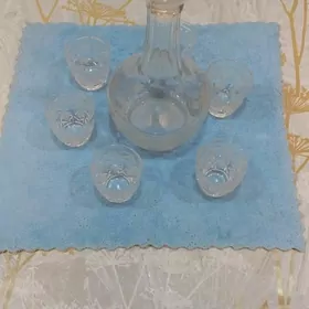 хрустальный графин с рюмками