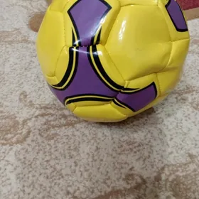 новый футбольный  мячик