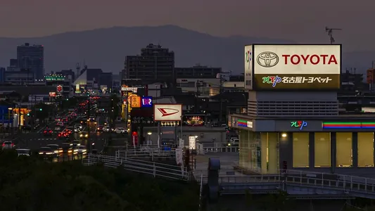 Toyota, Kawasaki we Yokohama kazyýetiň üsti bilen ABŞ-dan gümrük pajy sebäpli zyýanynyň öwezini dolmak isleýär