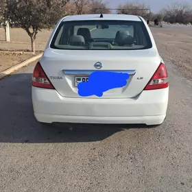 Nissan Tiida 2005