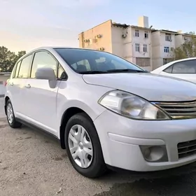 Nissan Tiida 2010