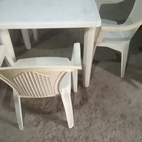 Пластмассовые столы и кресла