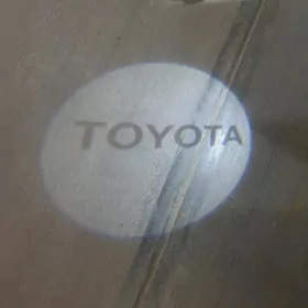 "TOYOTA" ýazgyly gapy çyra