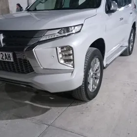 Mitsubishi Pajero 2020