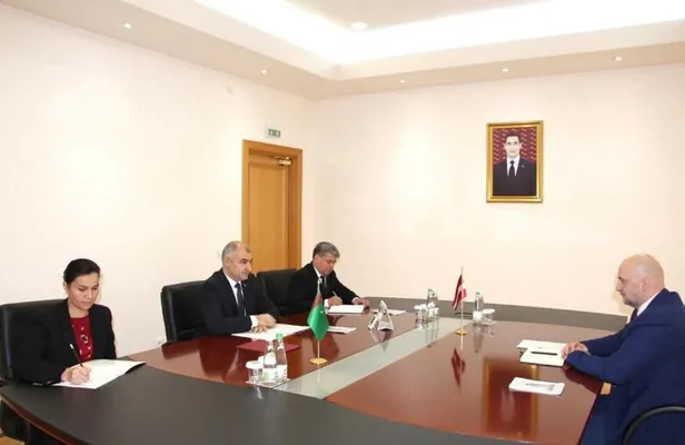 Новый посол Латвии вручил копии верительных грамот МИД Туркменистана