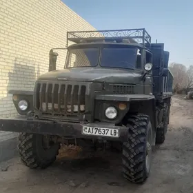 Ural 4320 1990
