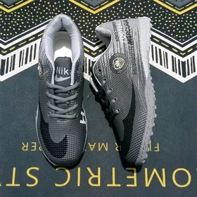 Nike sarkanožka sery