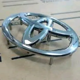 Toyota roluñ emblemalary