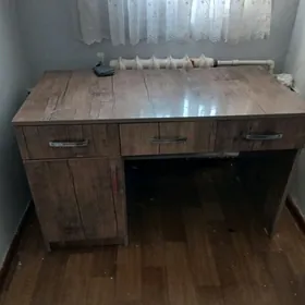 Письменный стол