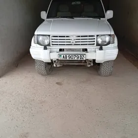 Mitsubishi Montero 1995