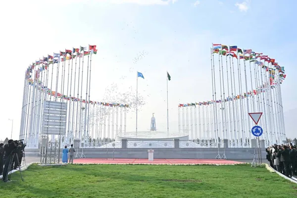 В Ашхабаде открыли монумент 30-летия нейтралитета Туркменистана